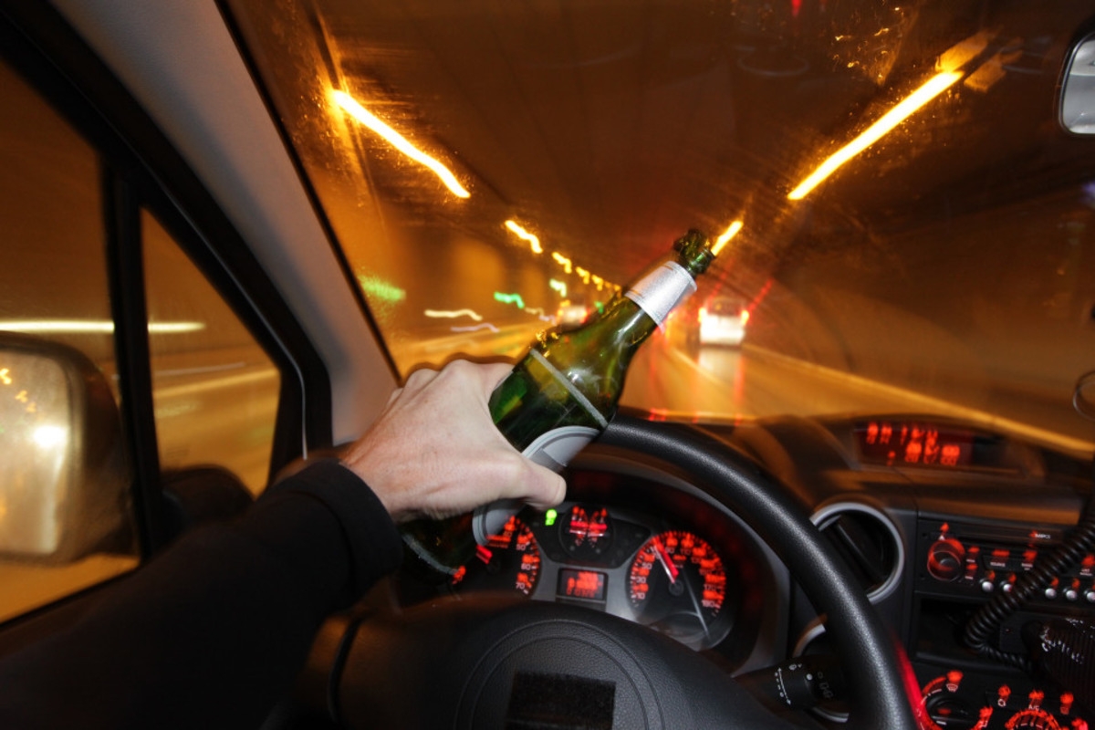 Drogată și cu o alcoolemie peste limită s-a răsturnat cu maşina într-o curbă