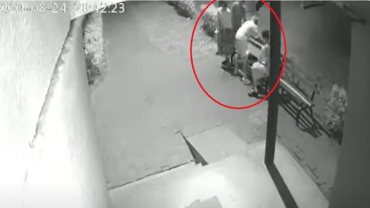 VIDEO Tineri filmaţi în timp ce fură o bancă de pe stradă, în Bacău. Totul în câteva secunde. Imaginile au devenit virale