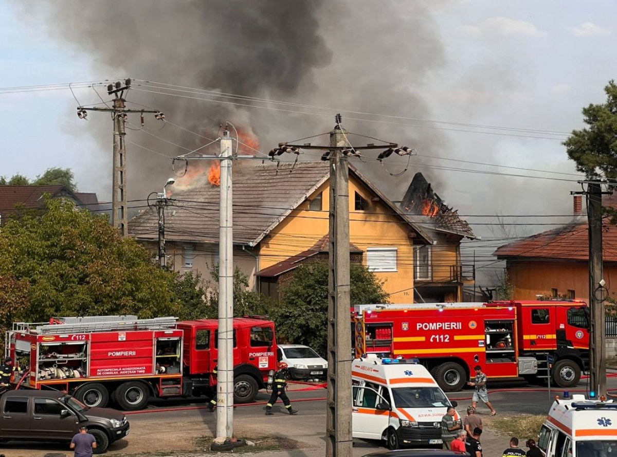 VIDEO Incendiu violent și o explozie la Timișoara / Coloana de fum putea fi observată de la kilometri departare
