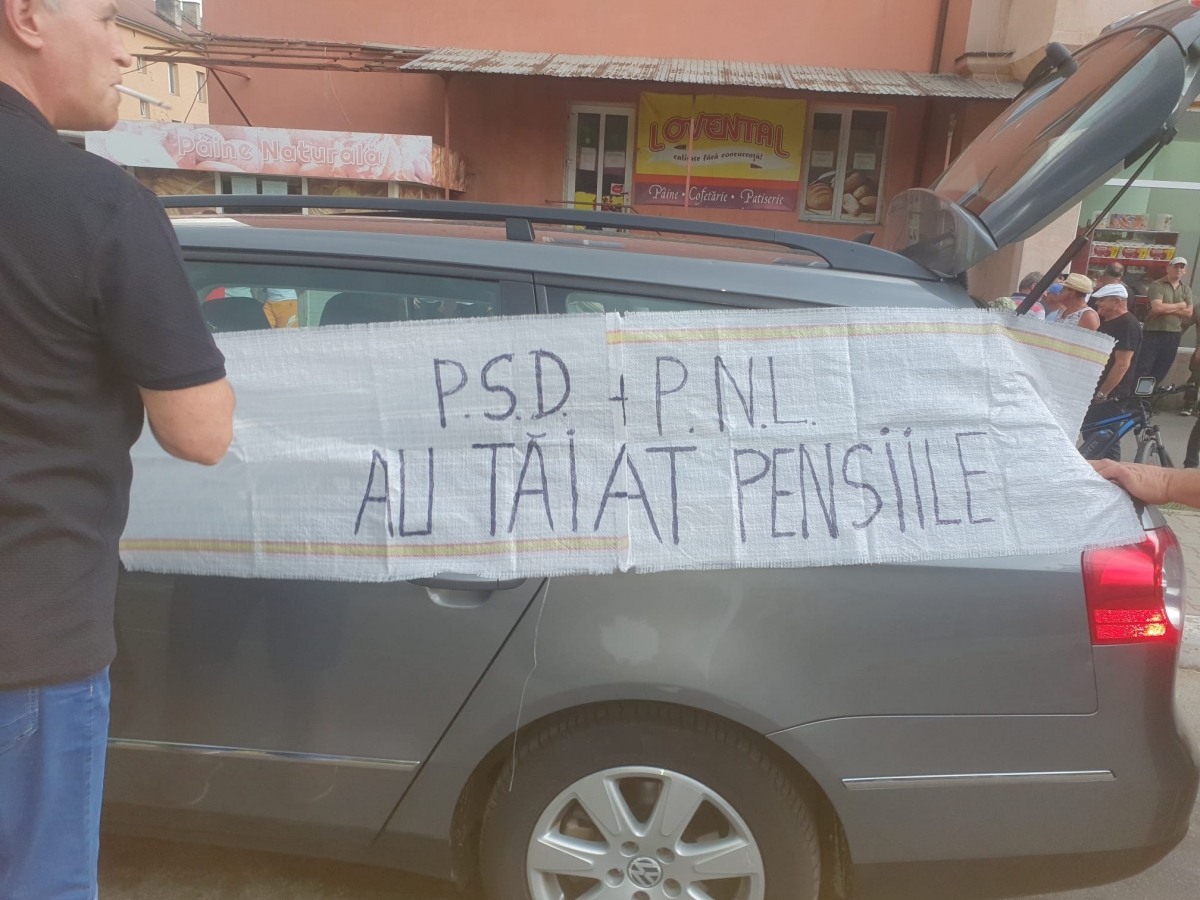 VIDEO Se încing spiritele: pensionari din minerit au ieșit în stradă, după ce au văzut cât au primit la recalcularea pensiilor