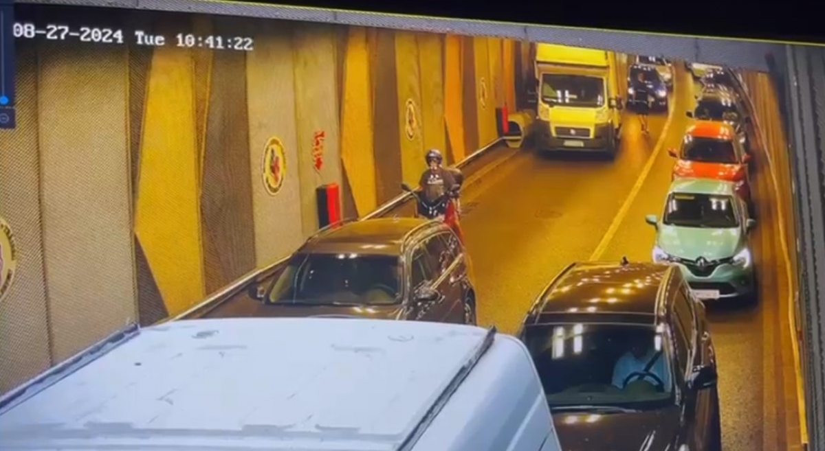 VIDEO Incident la Pasajul rutier Unirii din București: un ventilator a fost lovit de o autospecială și a căzut pe prima bandă de ciculație