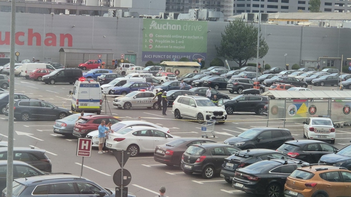 FOTO Incident grav în parcarea Ikea Pallady: O mamă rănită grav după ce a fost prinsă sub propria mașină, 'condusă' de copilul ei de 6 ani