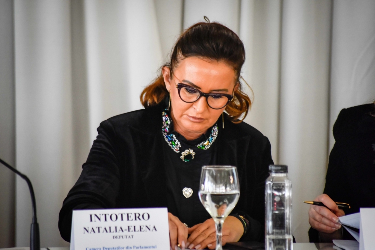 ALERTĂ – Ministrul Familiei, Natalia Intotero, rănită într-un accident rutier pe DN7 / UPDATE – O mașină s-a răsturnat (foto)