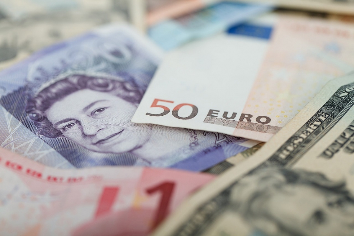 Surpriză de proporții pe piața valutară! Lira sterlină a atins cel mai ridicat nivel din ultimii doi ani în raport cu dolarul și euro