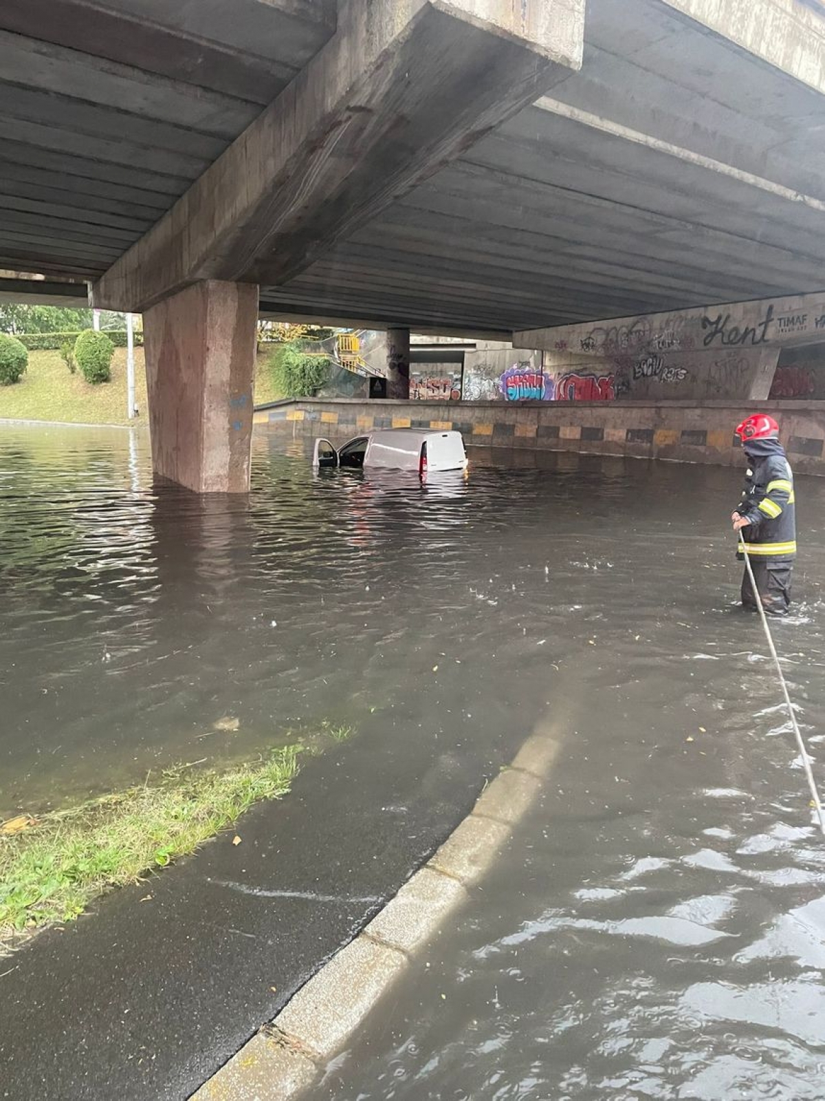 FOTO VIDEO O furtună puternică a făcut prăpăd în Cluj-Napoca: Zeci de străzi şi subsoluri au fost inundate / Pompierii intervin în mai multe zone din oraş