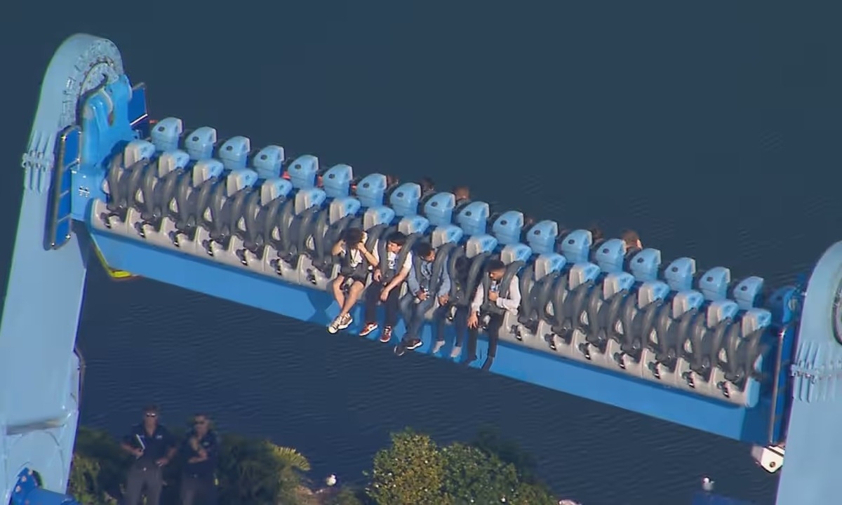VIDEO Incident într-un parc de distracții. 13 persoane au rămas blocate la mare înălțime