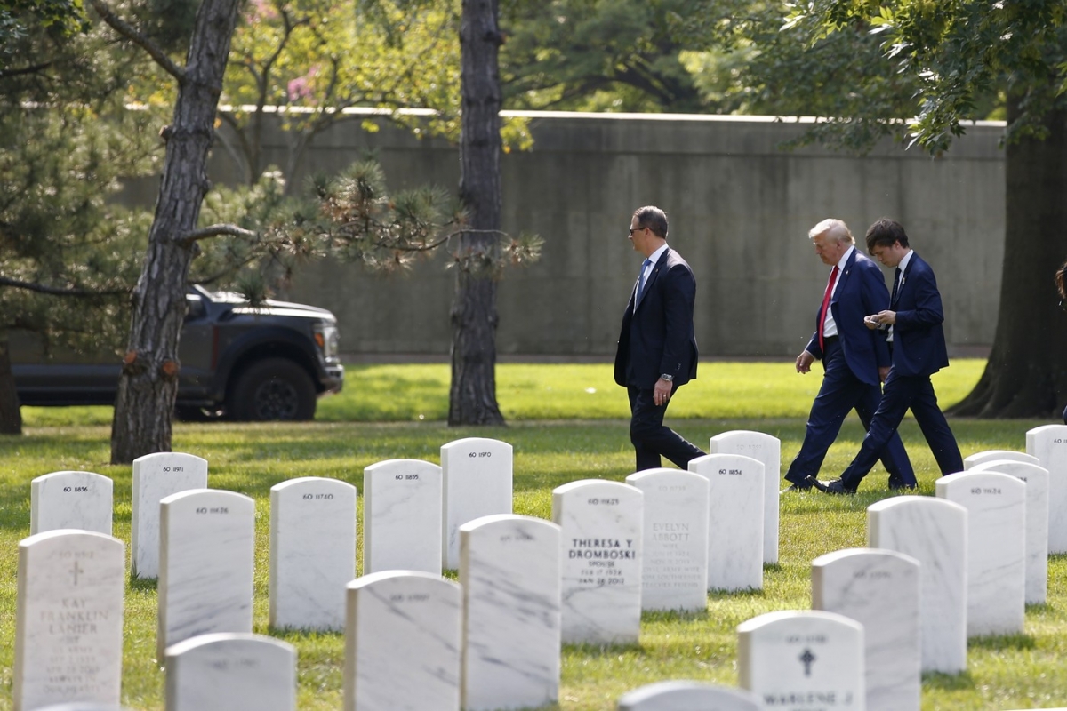 Incident în campania lui Trump – Doi membri ai echipei s-au bătut cu un oficial al unui cimitir