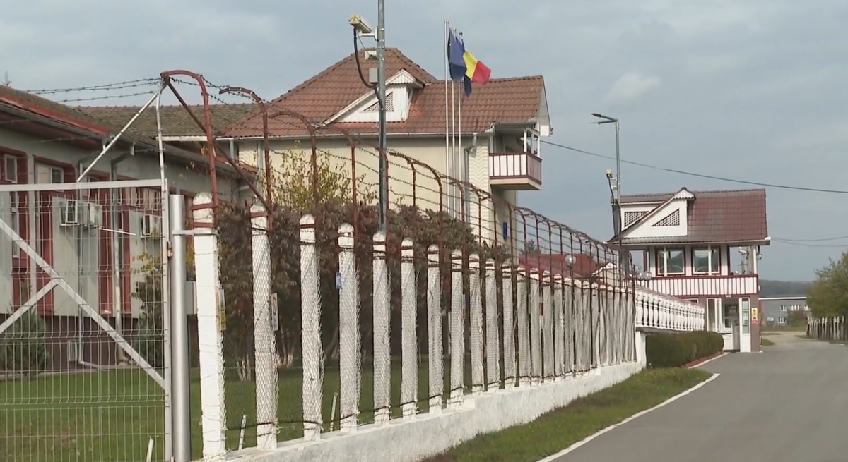 Incident la un penitenciar din România – Un deținut s-a urcat pe acoperiș și s-a înjunghiat singur