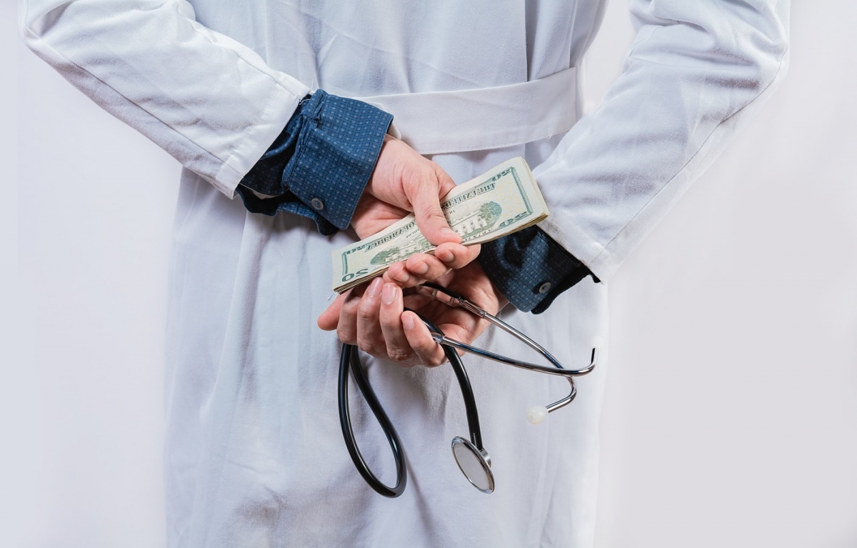 Mită de la bolnavii de cancer – Șase medici și o asistentă de la Oncologie, sub control judiciar