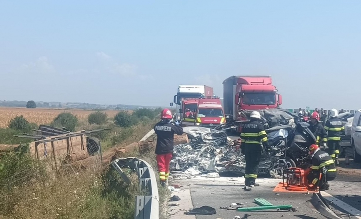 VIDEO Accident mortal pe Autostrada A1. Mașina Consulatului Ungariei, spulberată de un camion cu lemne