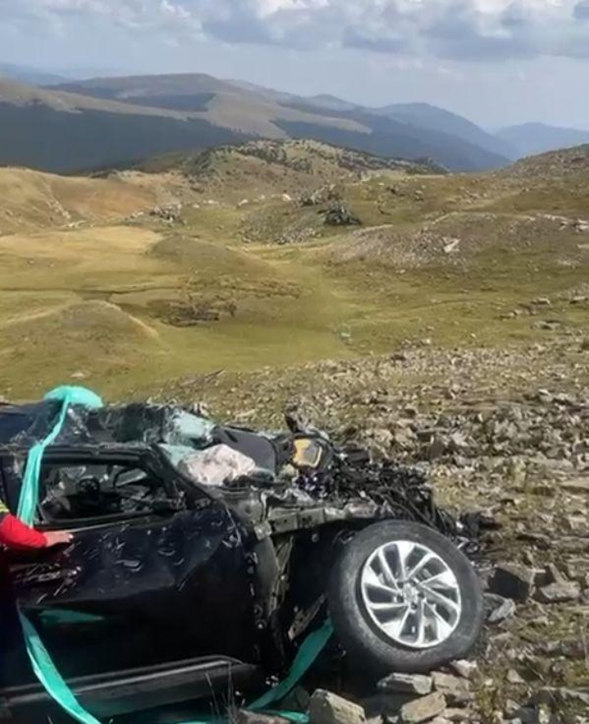 FOTO Incident șocant pe Transalpina: Bărbat găsit mort în mașina care a căzut zeci de metri în gol