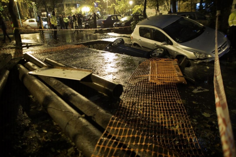 Ploi torențiale la Chiajna: Mașină absorbită de asfaltul cedat, case afectate de inundații