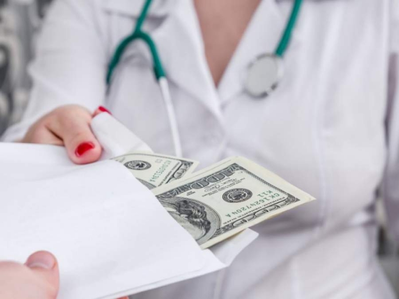 Șpaga, o problemă endemică în medicina românească: O altă doctoriță prinsă în flagrant pentru mită