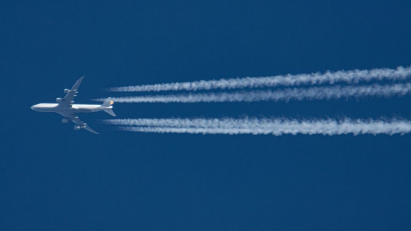 Dârele lăsate pe cer de avioane, în atenția Comisiei Europene. Regulile se vor aplica de anul viitor și se vor extinde în afara UE în 2027