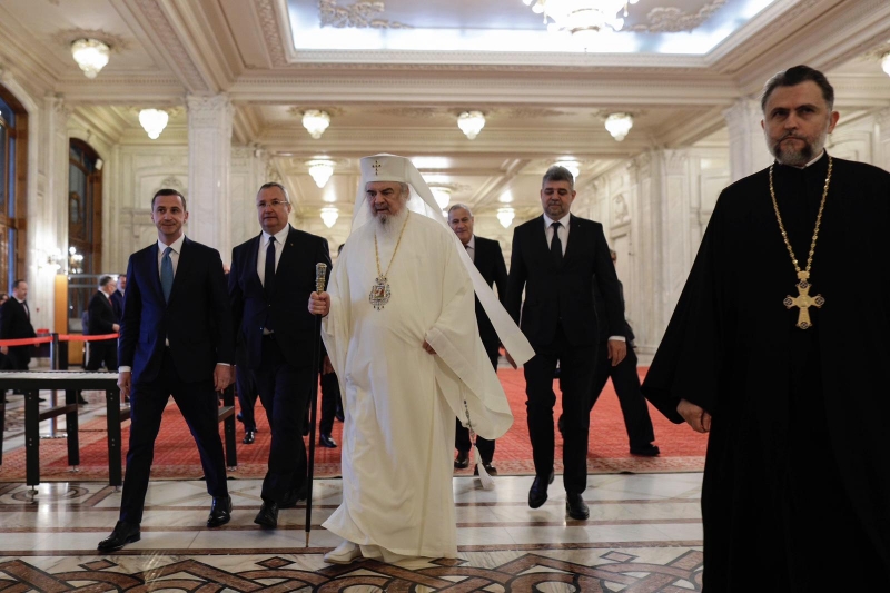 Patriarhul Daniel cere intervenția lui Klaus Iohannis și Marcel Ciolacu în conflictul cu Volodimir Zelenski: 'E un simbol identitar românesc'