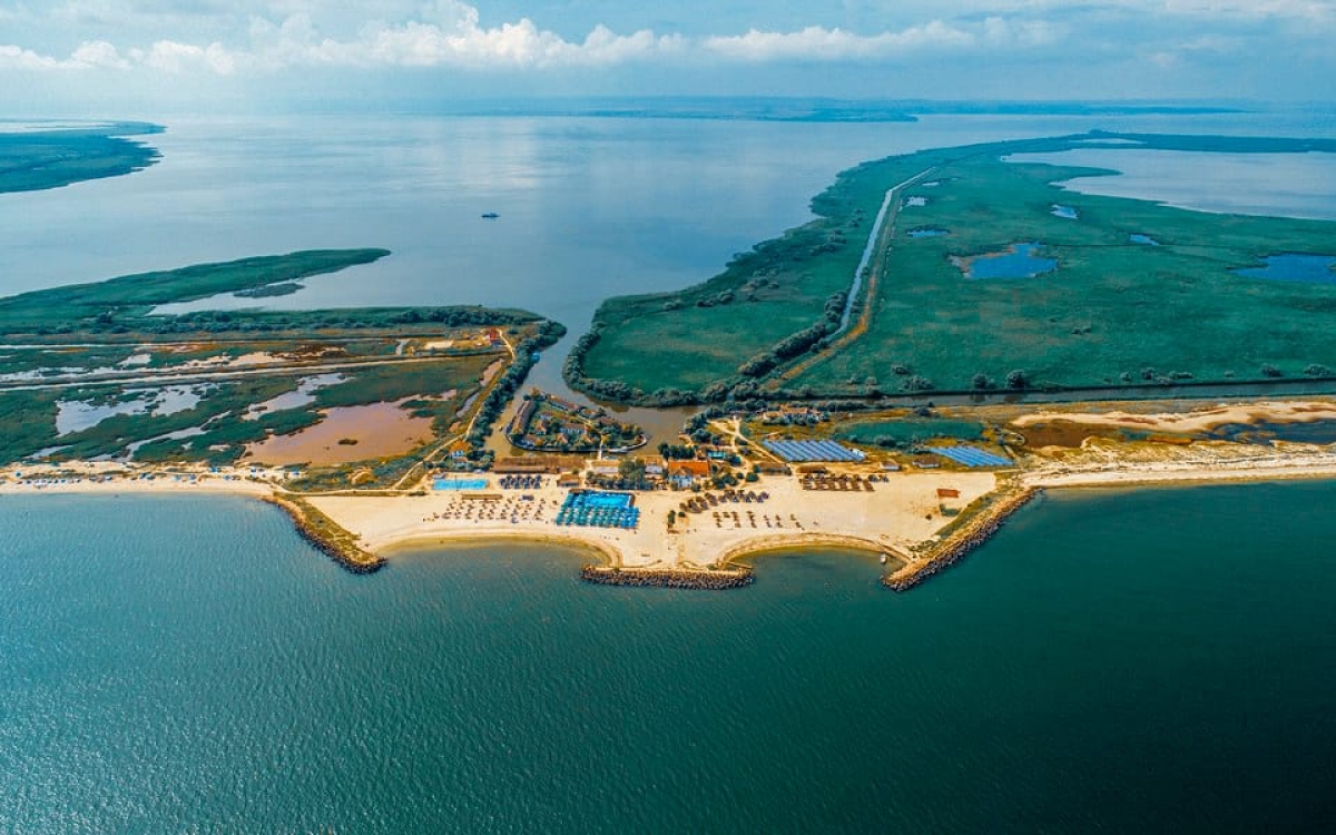 Operațiune de recuperare a doi oameni decedați care plutesc în Marea Neagră, în zona Gura Portiței – Alerta dată de un pescar local