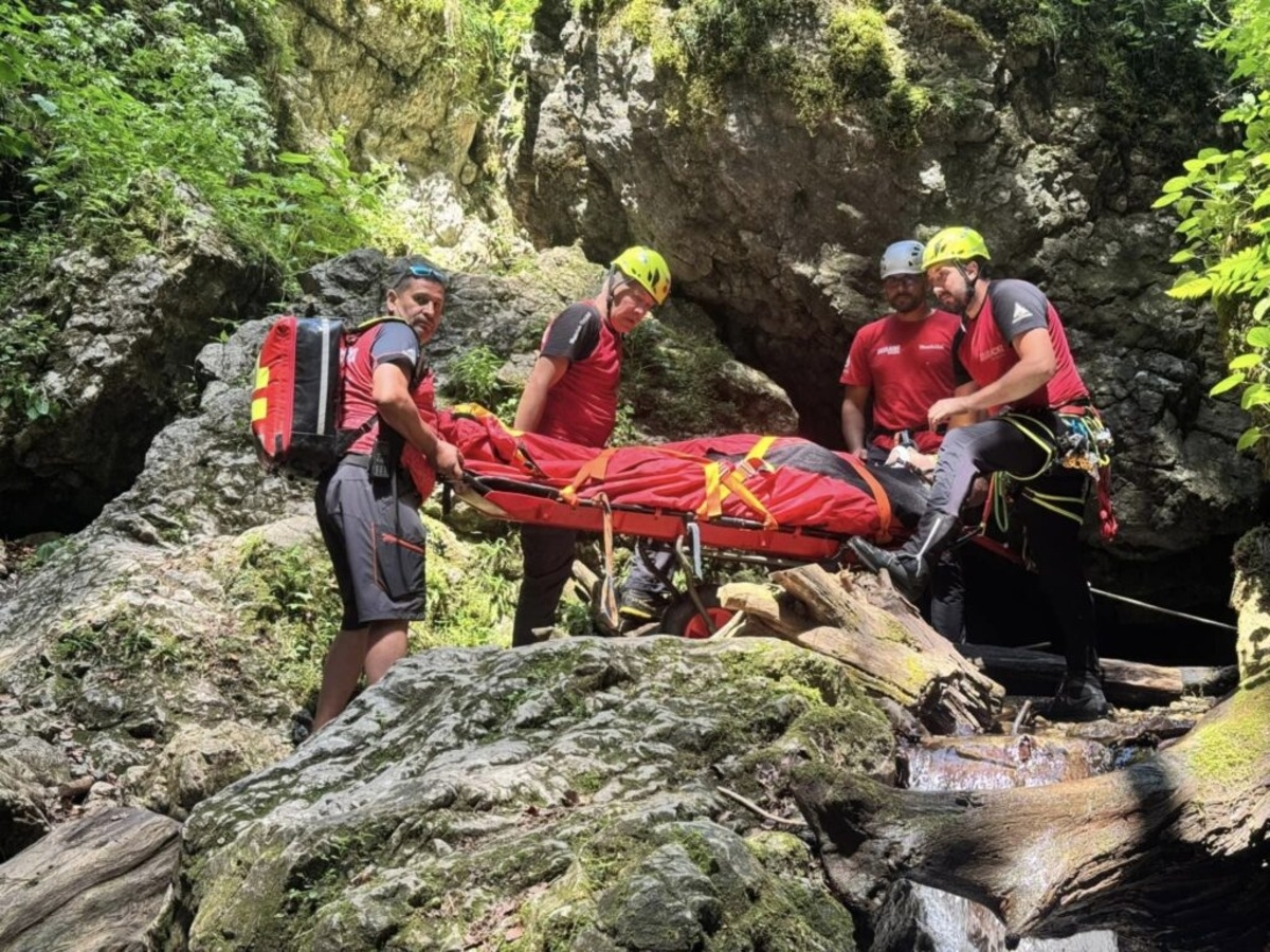 În ultimele ore, salvamontiștii au salvate 13 persoane: 3 au ajuns la spital, iar una a decedat