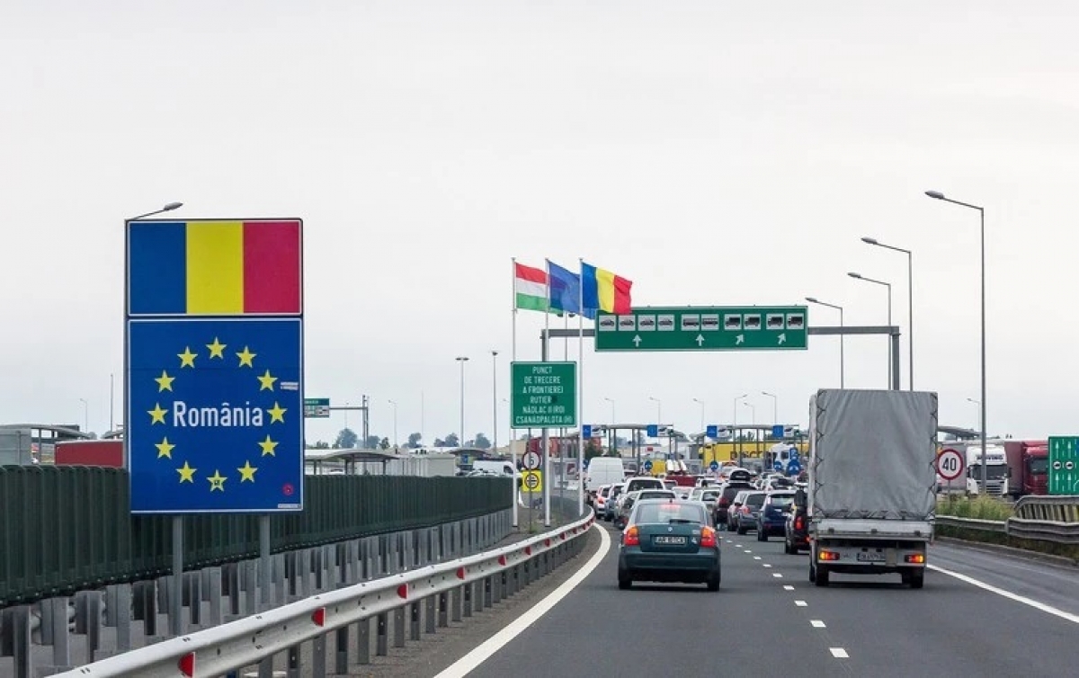 O nouă taxă pentru unii români care ies din țară: cine este vizat?