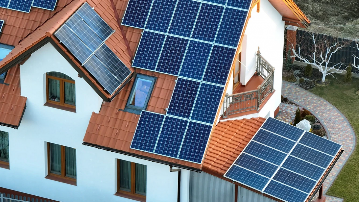 E.ON Energie România: Doar 1 din 10 clienţi la care s-a instalat un sistem fotovoltaic a optat şi pentru o soluţie de stocare