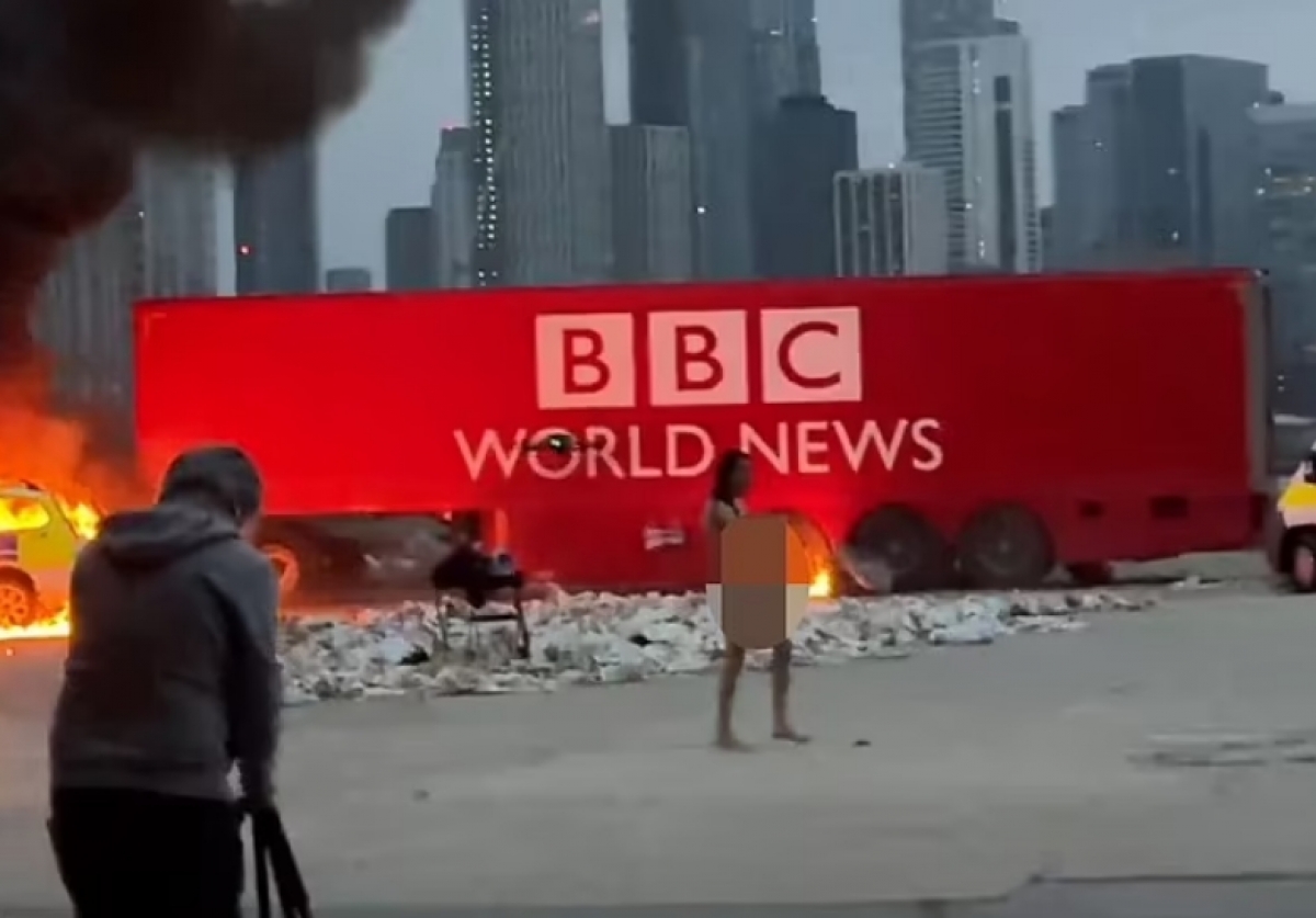 VIDEO Haos în centrul Londrei, după ce un pedofil a aruncat în aer un camion BBC, în timp ce se filma dezbrăcat