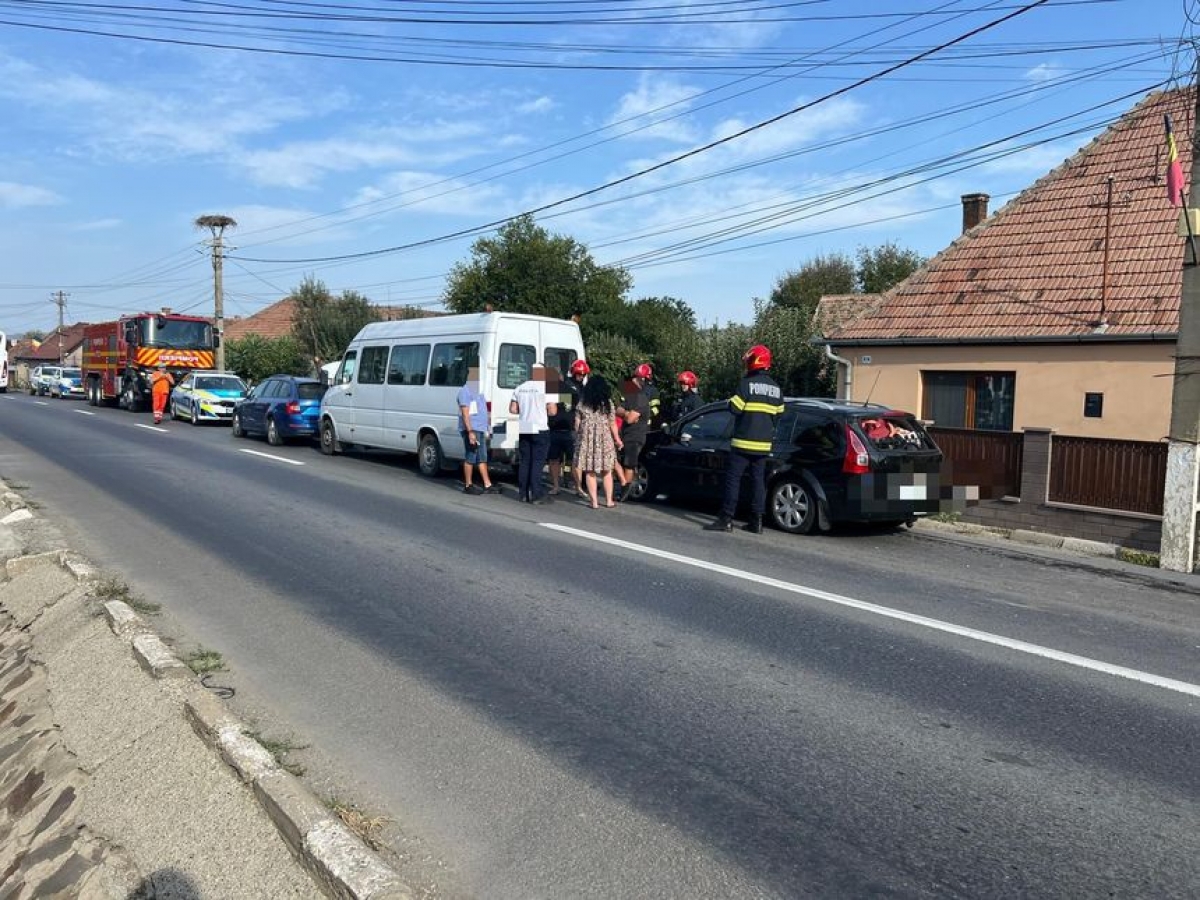 Accident în lanț, cu cinci mașini, pe DN 13: O femeie și un copil au ajuns la spital