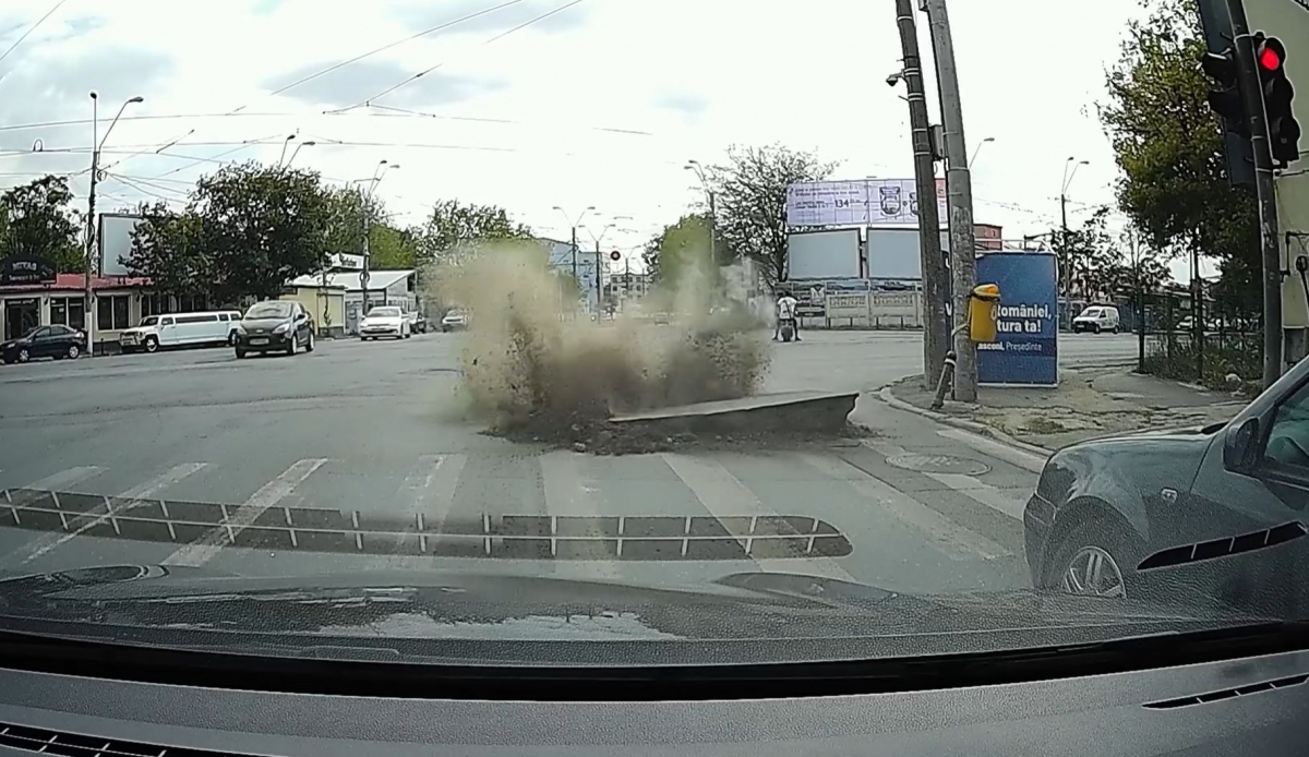 VIDEO Șoferi la un pas de tragedie: o țeavă de gaze a explodat într-o intersecție din Sectorul 5