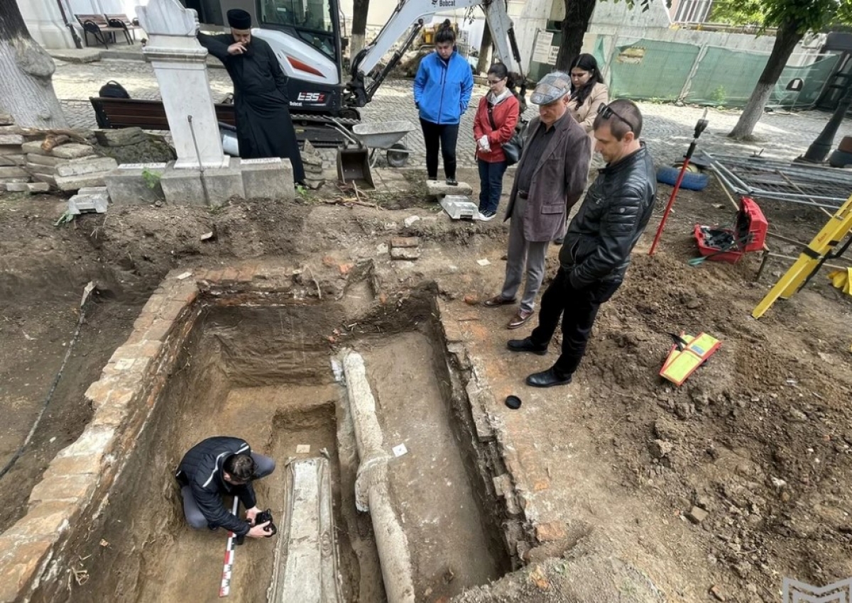 FOTO Descoperire incredibilă în curtea unei biserici din București: Locul continuă să îi surprindă pe cercetători
