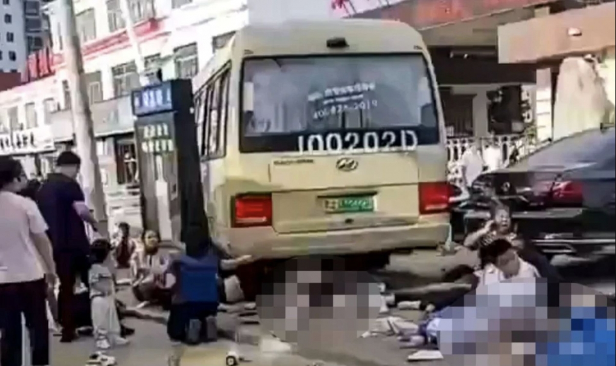 VIDEO Autobuz școlar lovește în plin un grup de elevi și părinți: cel puțin 11 morți în fața unei școli din China