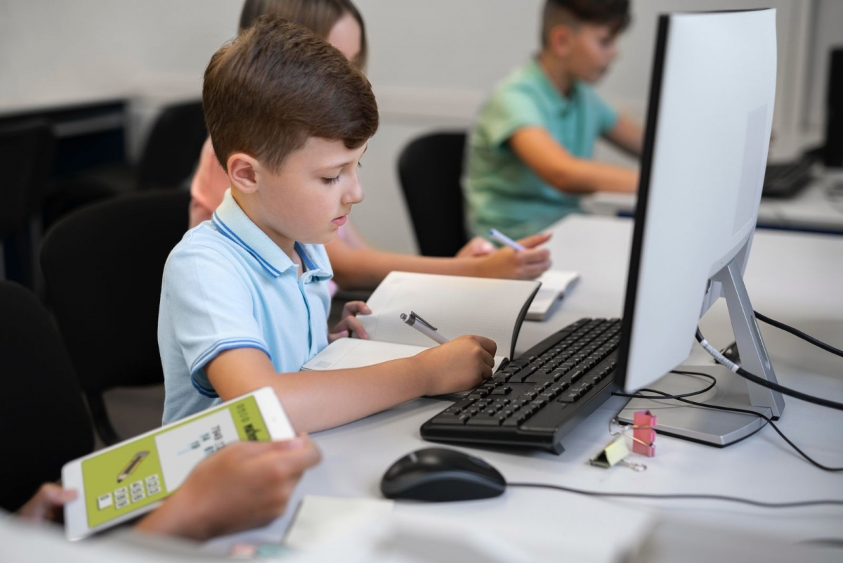 Robotica și programarea – două abilități esențiale pentru copiii de astăzi. Fundația Dan Voiculescu pentru Dezvoltarea României, noi Cursuri FDVDR