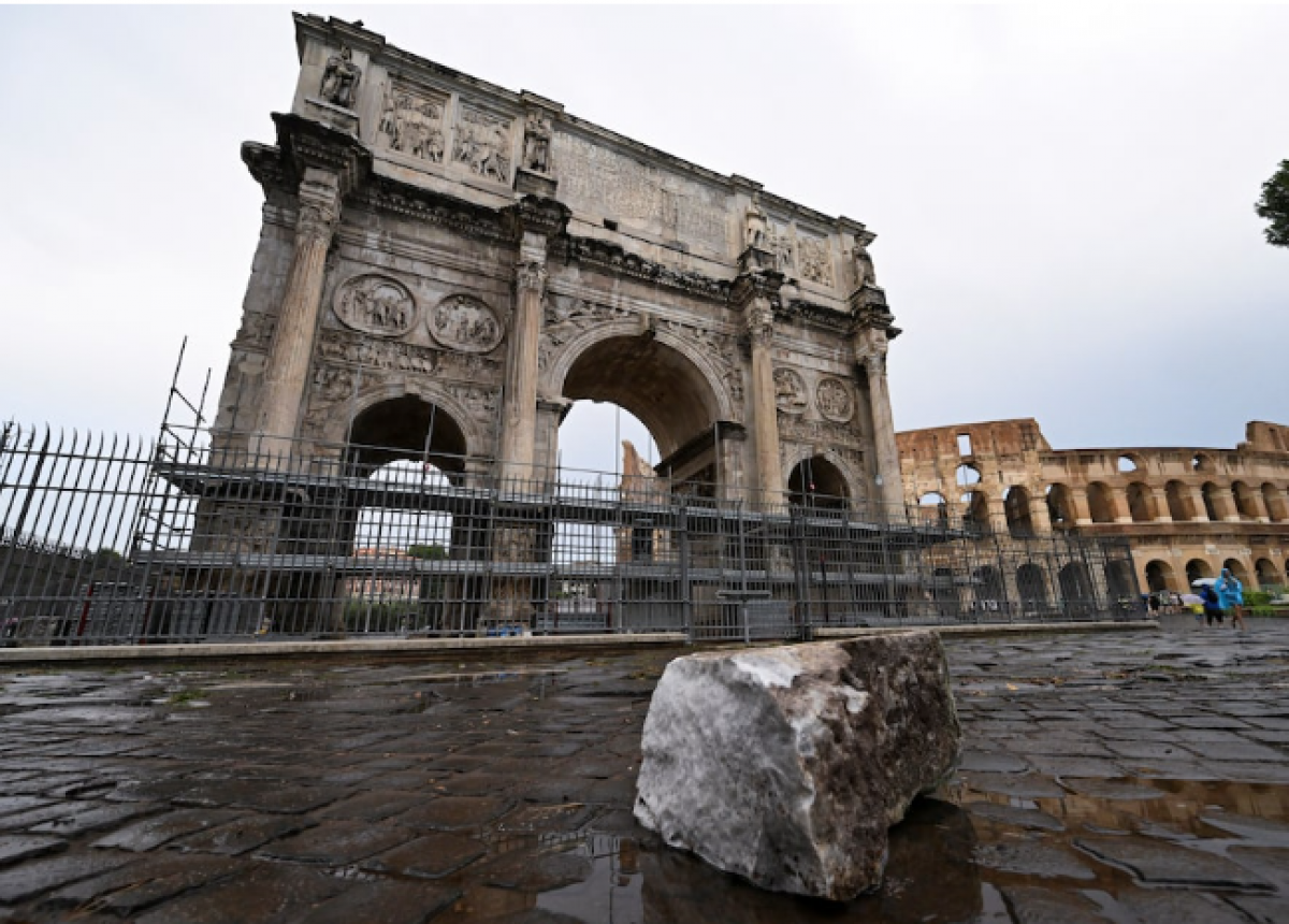 Unul dintre cele mai cunoscute monumente din Roma a fost deteriorat de un fulger