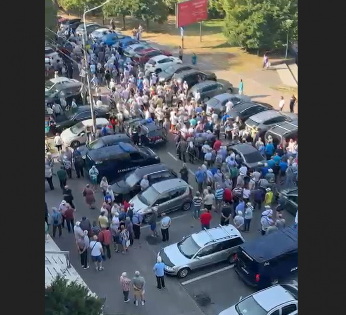 VIDEO Proteste de Pensionari în Stradă: Au Asediat O Casă de Pensii