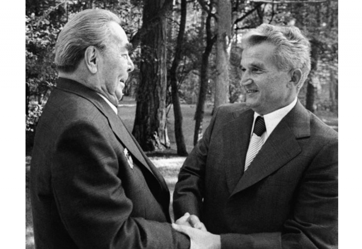 Ce truc genial a folosit Ceaușescu pentru a nu fi sărutat pe gură de către Leonid Brejnev. Președintele american Jimmy Carter nu a reușit 'să scape'