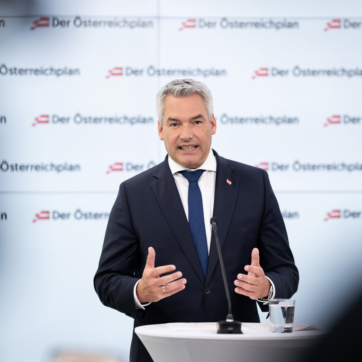 Veste neagră din Austria: Cancelarul Nehammer, perceput ca ‘dușmanul României’, forțat să colaboreze cu extrema dreaptă după scrutinul legislativ