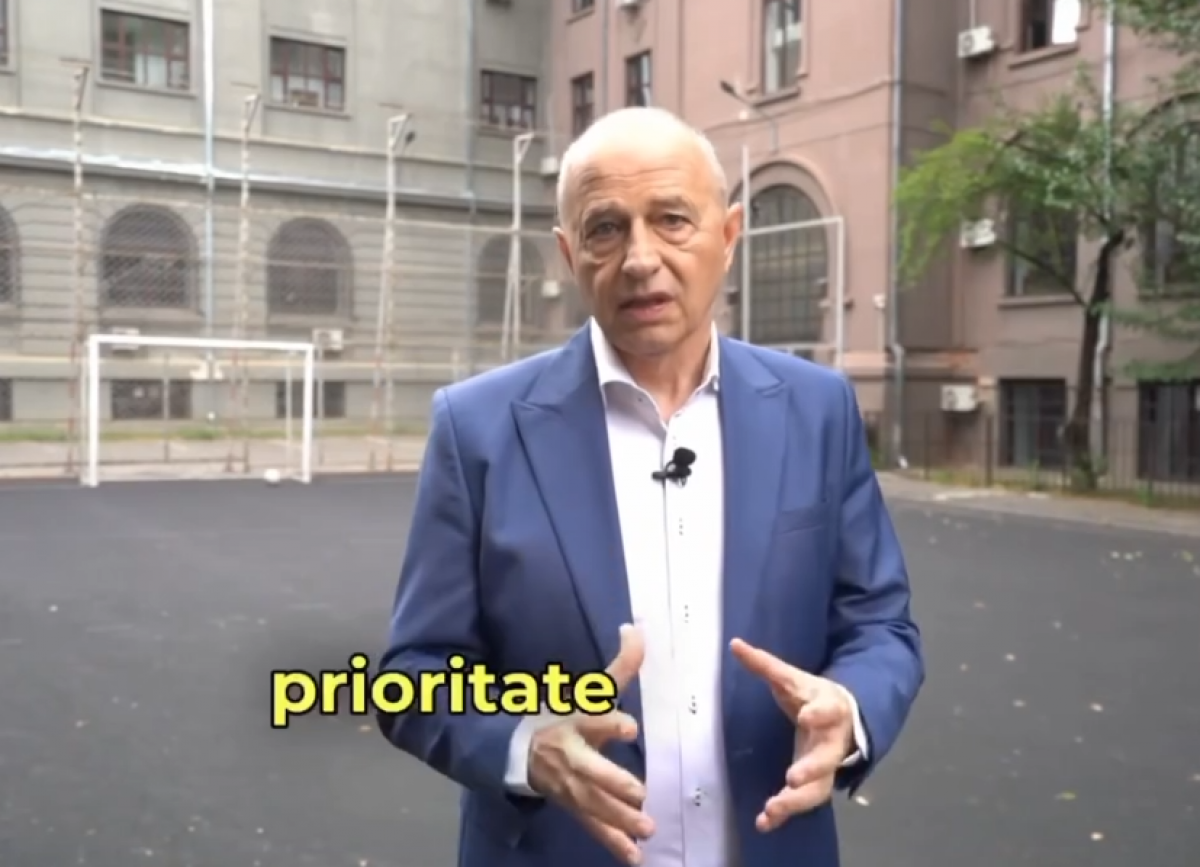 Mircea Geoană, în dificultate la volanul mașinii în parking