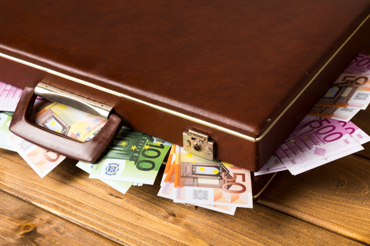 Cine este afaceristul care a împrumutat România cu 68 de milioane de euro? Dobânda anuală plătită de stat se ridică la 24 de milioane de lei.