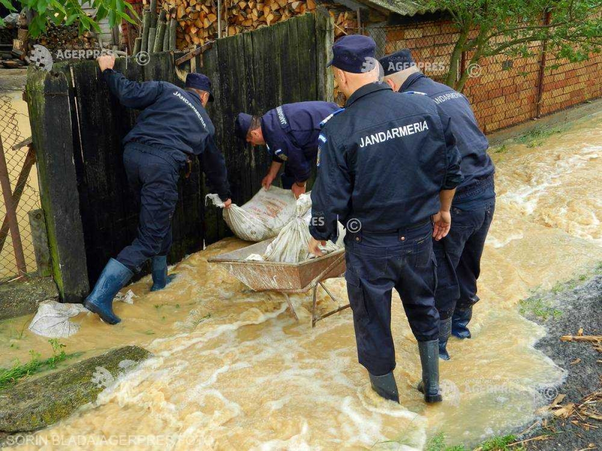 Mai și mapn mobilizează forțe impresionante: sute de eroici pompieri, jandarmi și soldați se află în prima linie pentru a lupta împotriva inundațiilor devastatoare.