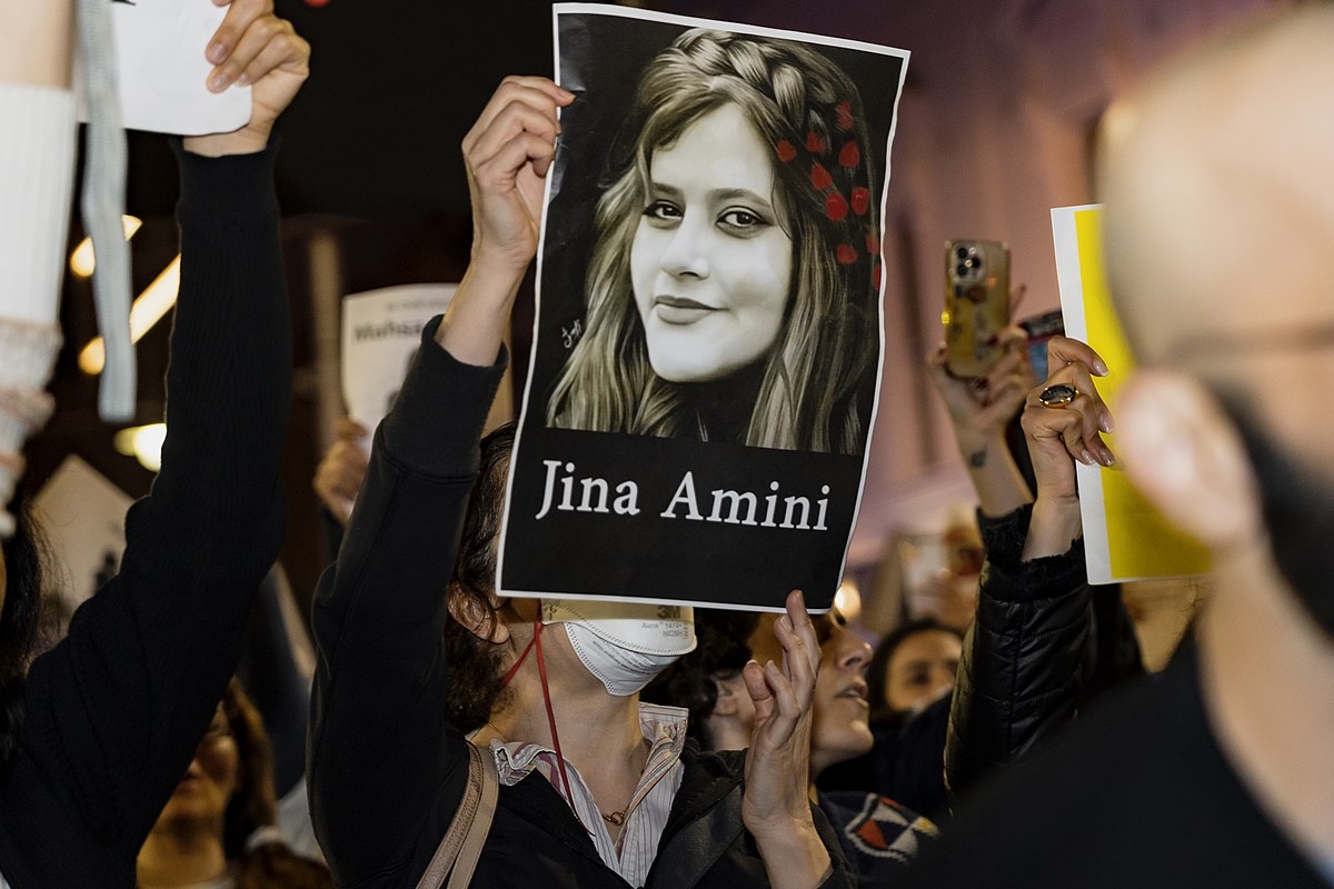 Femeile din închisoare, simbol al curajului în Iran, protestează împotriva opresiunii la doi ani de la tragedia Mahsei Amini