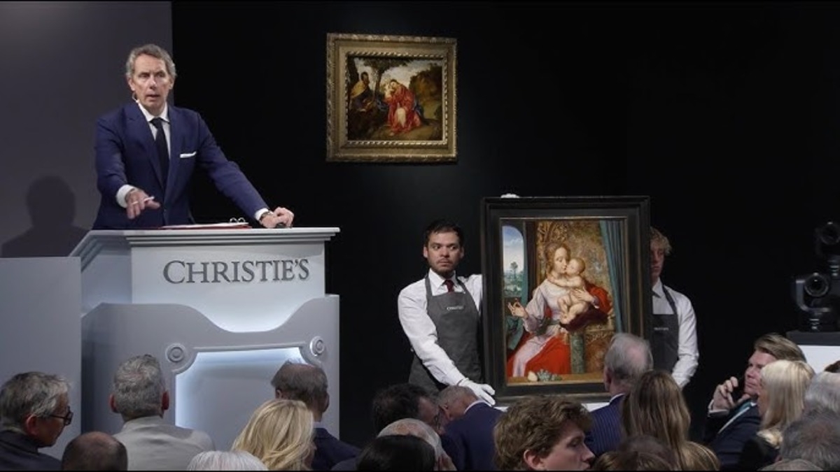 Casa Christie’s, cunoscută pentru vânzările sale de artă deosebite, va expune o lucrare emblematică din urmă cu un secol: ‘La Femme Tatouée’, realizată de artistul de renume Henri de Toulouse-Lautrec. Această operă nu reprezintă doar o simplă pictură, ci și un moment important din istoria artei, ce ilustrează fascinatia artistului pentru femeile din Parisul efervescent al anilor 1800. Vânzarea acestei lucrări promite să atragă atenția colecționarilor și pasionaților de artă din întreaga lume, fiind un prilej excelent de a explora universul vibrant al lui Lautrec. Această pictură va putea fi admirată de vizitatori înainte de licitație, iar interesul pentru opera sa rămâne la cote ridicate chiar și după atâția ani. O oportunitate rară se conturează pentru cei care doresc să dețină o bucată din istoria artei.