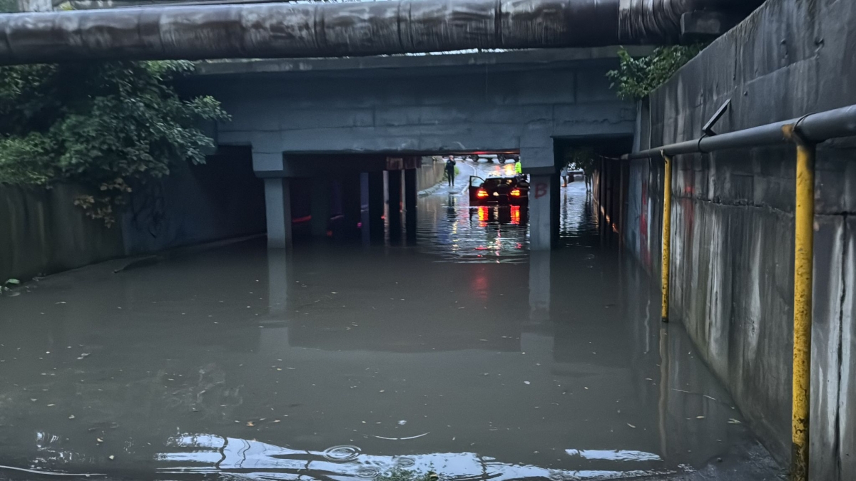 Inundațiile devastatoare din Moldova: locuințe sub apă, mașini nefuncționale și scări inundate în blocuri