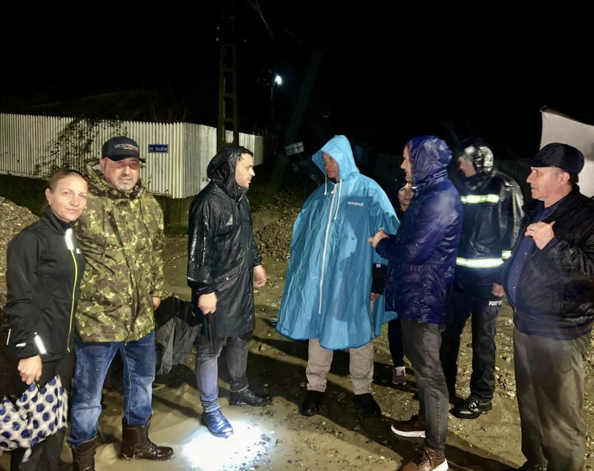 Nicolae Ciucă a vizitat regiunile devastate de inundații: miniștrii liberali s-au mobilizat la fața locului