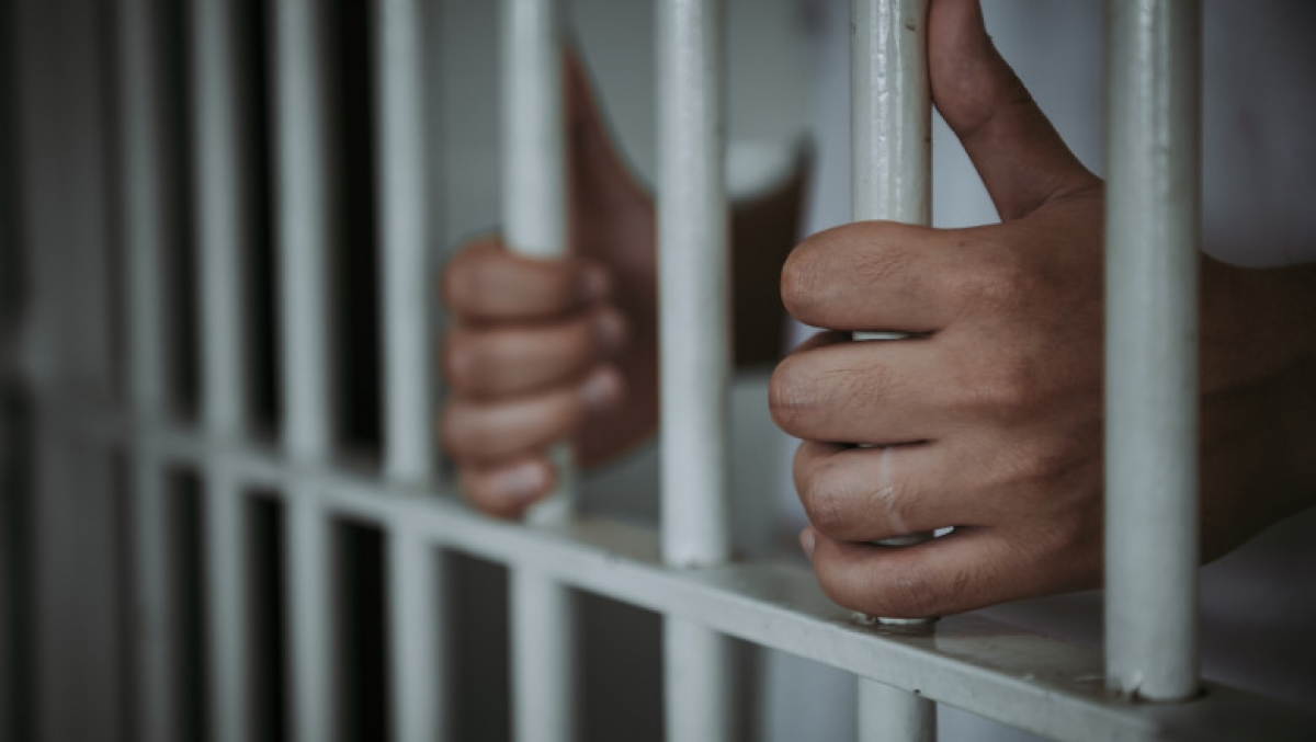 Poveste tragică: Un adolescent de 15 ani își ia viața în spatele gratiilor