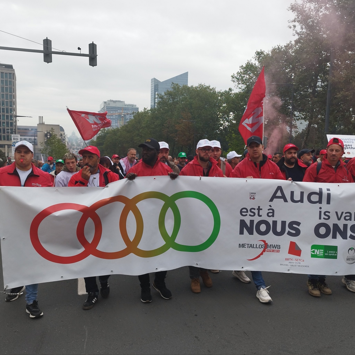 Haos în stradă la Bruxelles: mii de oameni protestează împotriva închiderii fabricii Audi