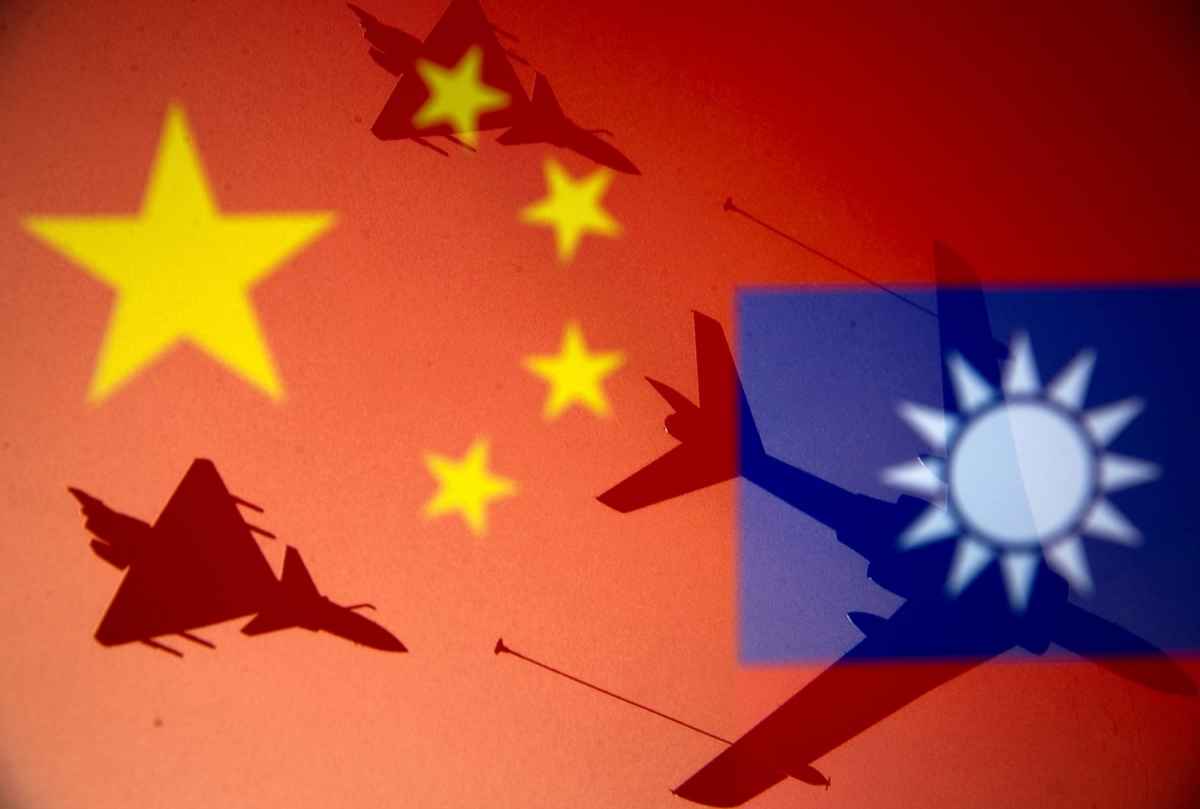 După proiecția unui film despre invazia din Taiwan, China își intensifică activitățile, desfășurând zeci de avioane și nave în jurul insulei.