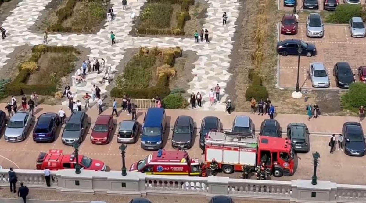 VIDEO Atac fără precedent la Parlamentul României. O persoană a aruncat cu benzină și a dat foc în incintă