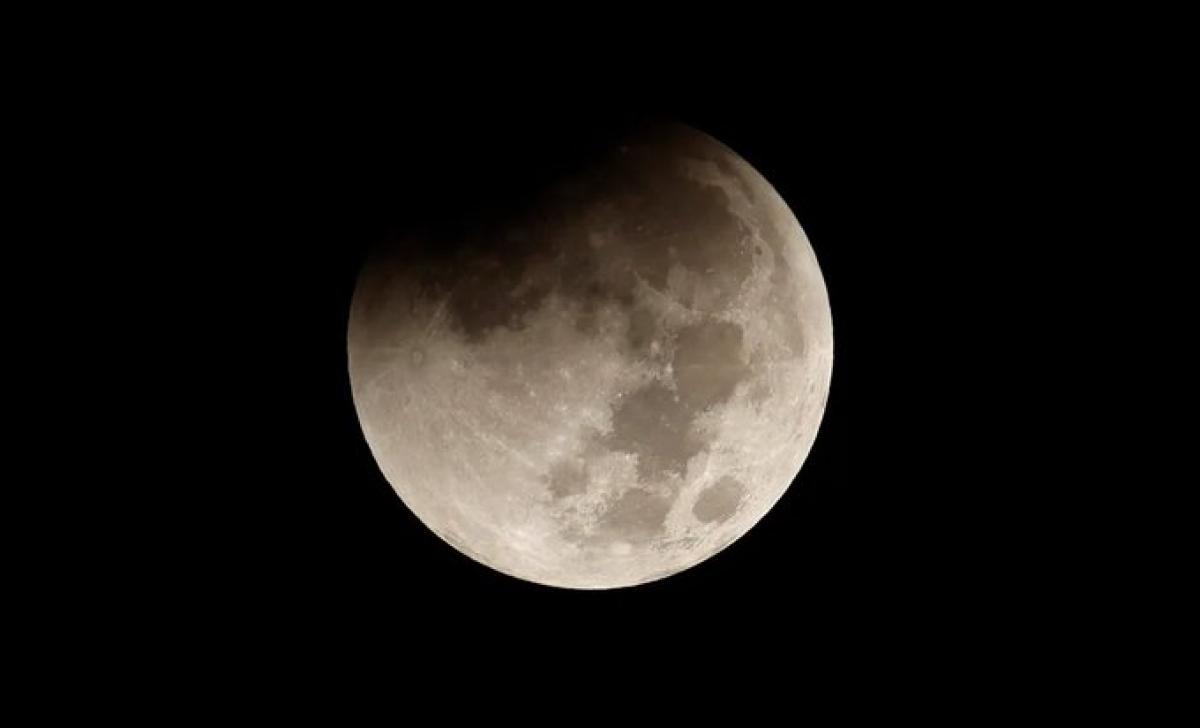 Imagini spectaculoase ale Super Lunei: Cum a strălucit fenomenul astral noaptea trecută