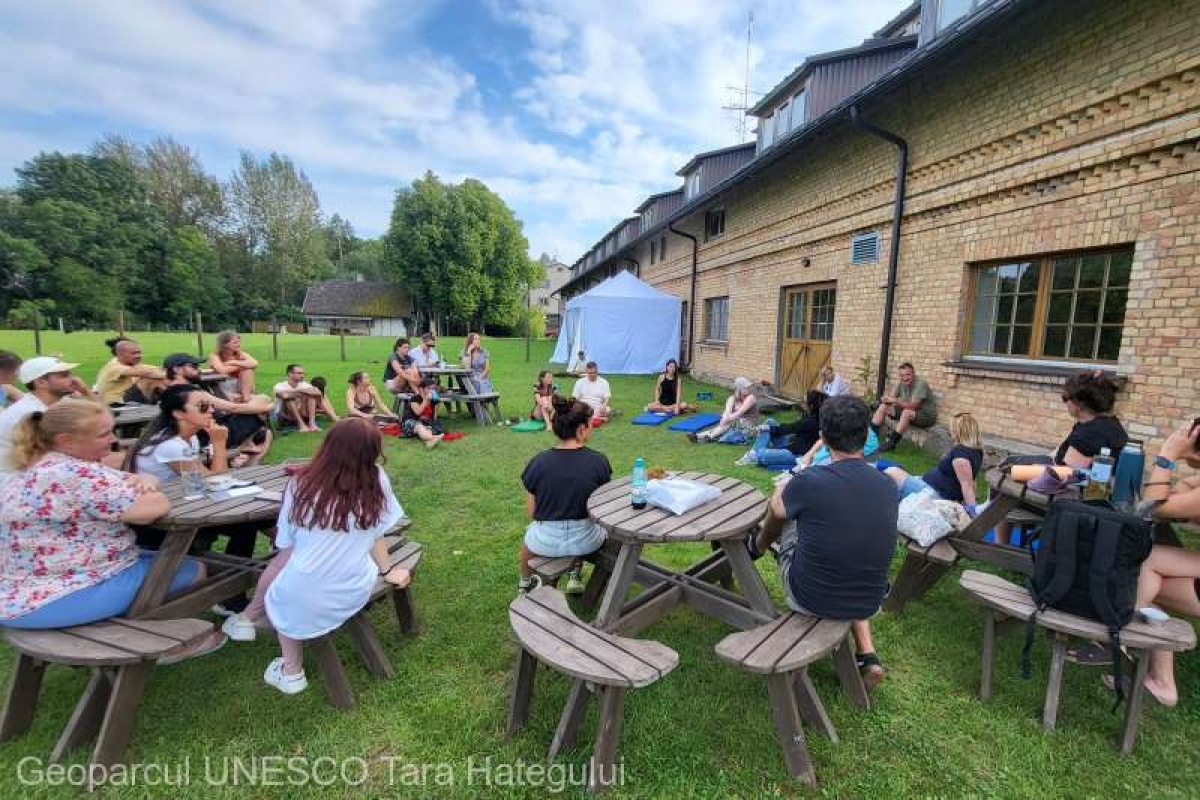 Geoparcul Ţara Haţegului iese în evidență prin implicarea sa în proiectul „The Big Green”, dedicat ocrotirii mediului înconjurător. Această inițiativă își propune să mobilizeze comunitățile locale în vederea implementării de acțiuni sustenabile și eficiente pentru conservarea resurselor naturale. Prin diverse activități educative și ecologice, geoparcul își dorește să inspire cetățenii să devină mai responsabili și conștienți de impactul pe care activitățile lor îl au asupra naturii.

Prin parteneriate strategice cu organizații non-guvernamentale, instituții de învățământ și alte entități, Geoparcul Ţara Haţegului promovează valori ecologice și oferă platforme pentru desfășurarea de evenimente care să atragă atenția asupra importanței protejării mediului. De la ateliere de reciclare și curățenie în zonele naturale, până la activități de informare privind biodiversitatea, fiecare acțiune are scopul de a crea un impact pozitiv în comunitate.

Astfel, Geoparcul Ţara Haţegului își reafirmă angajamentul de a fi un model de bună practică în domeniul conservării mediului, stimulând dezvoltarea durabilă și asigurând un viitor mai verde pentru generațiile următoare. Această colaborare în cadrul inițiativei „The Big Green” demonstrează că, unindu-ne forțele, putem realiza schimbări semnificative pentru planeta noastră.