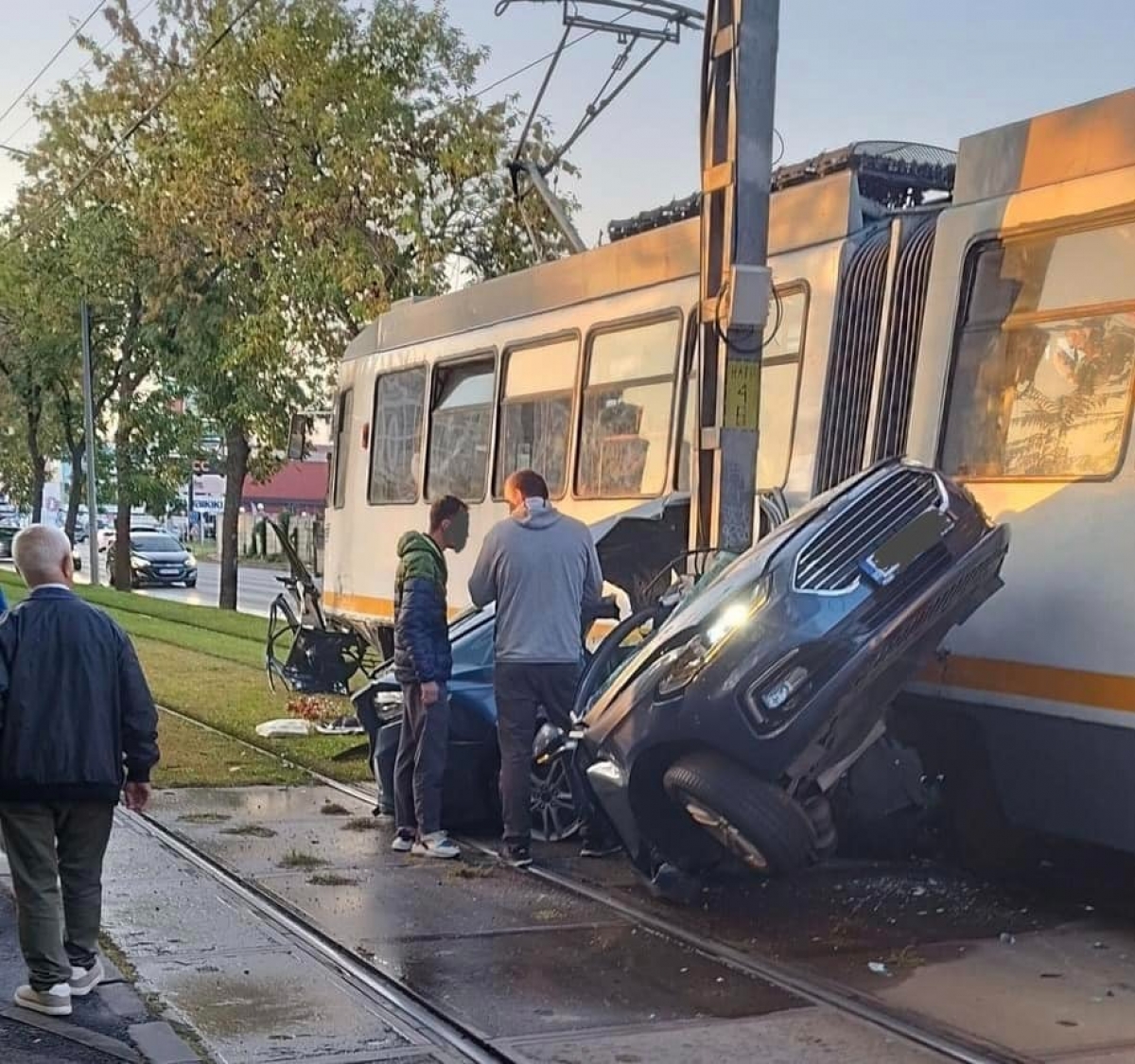 Accident devastator în București: o mașină, zdrobită de tramvai, șofer decedat, vatmanul testat pozitiv pentru substanțe interzise