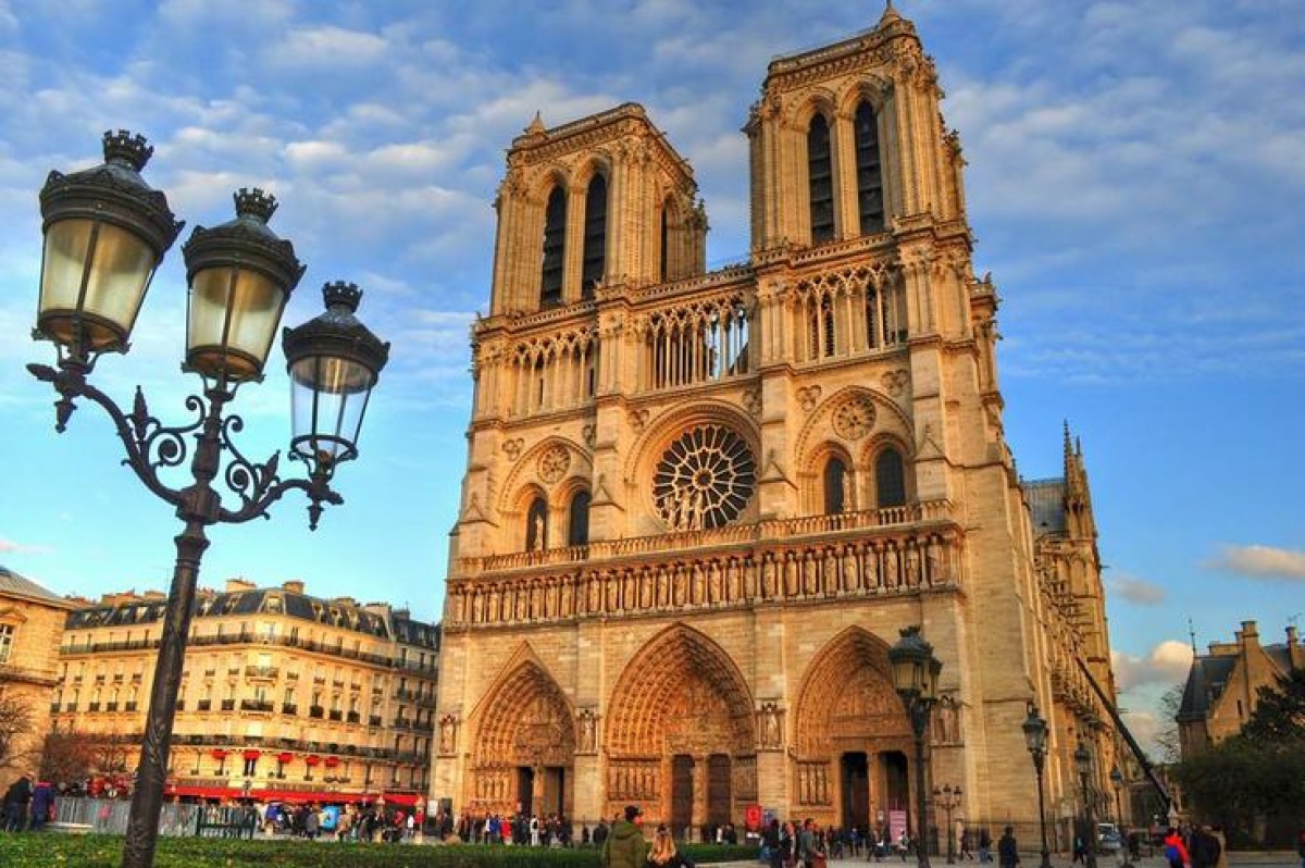 Mormânt antic de aproape 500 de ani găsit la Notre Dame: Ce mistere ascunde sicriul săpăturilor arheologice
