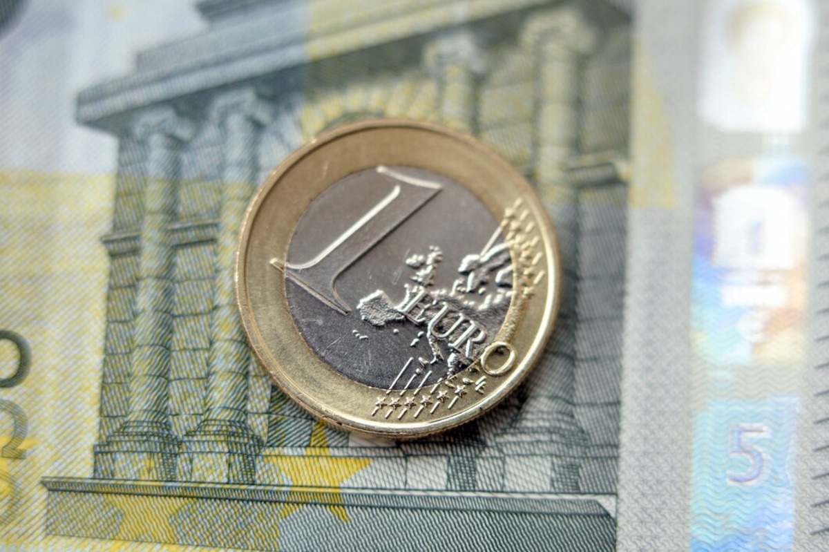 Curs valutar, 17 decembrie – Leul s-a apreciat, marţi, în raport cu euro, dar a scăzut faţă de dolarul american