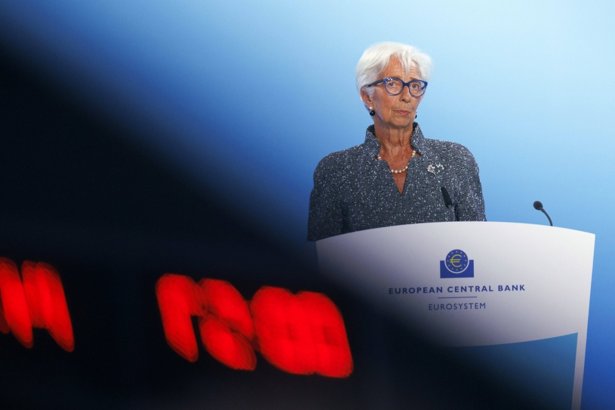 Christine Lagarde, președintele Băncii Centrale Europene, își exprimă aprecierea față de recentul parteneriat dintre UniCredit și Commerzbank, un pas considerat benefic pentru consolidarea sistemului financiar european. În ciuda acestui entuziasm, Lagarde a subliniat că acest acord nu se aliniază complet cu poziția adoptată de Berlin, care pare mai rezervat în privința expansiunii marilor bănci. Aceasta dichotomie între BCE și Berlin poate aduce provocări pe termen lung în ceea ce privește coordonarea politicilor financiare pe continent.